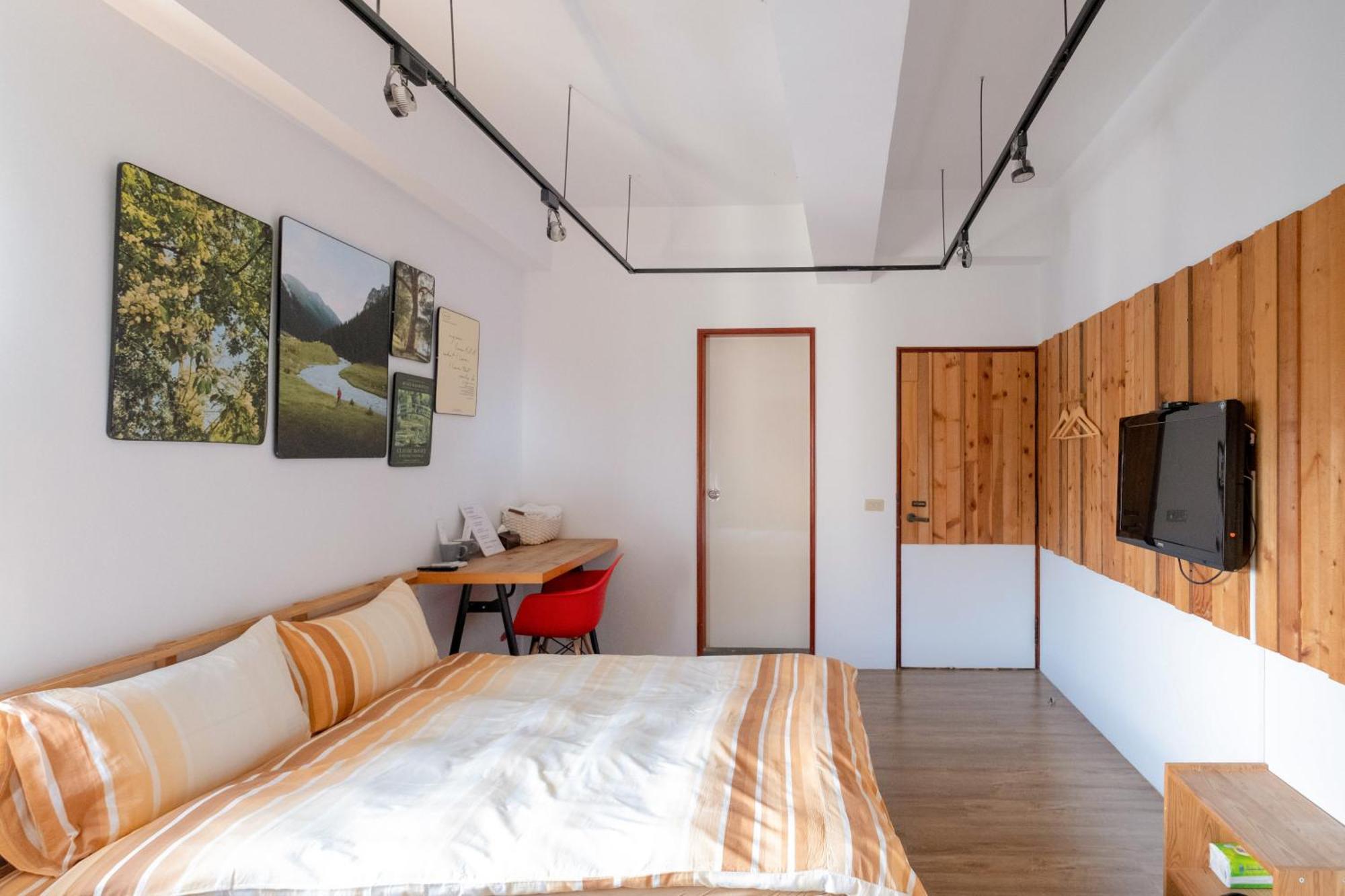 Re+Wood Guesthouse Тайнань Экстерьер фото