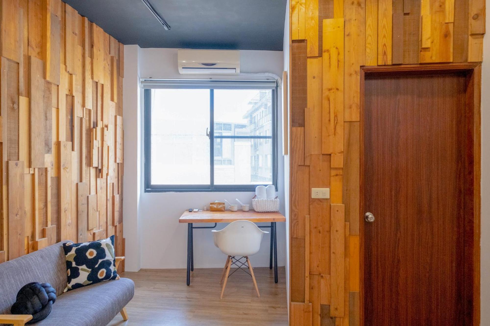 Re+Wood Guesthouse Тайнань Экстерьер фото